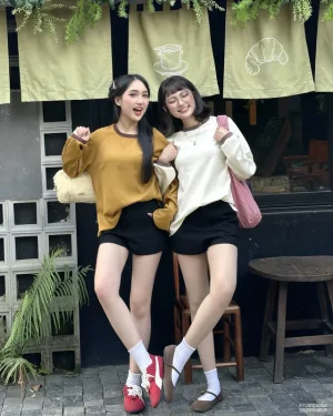 Short kaki nữ trơn túi đinh kèm đai đôi